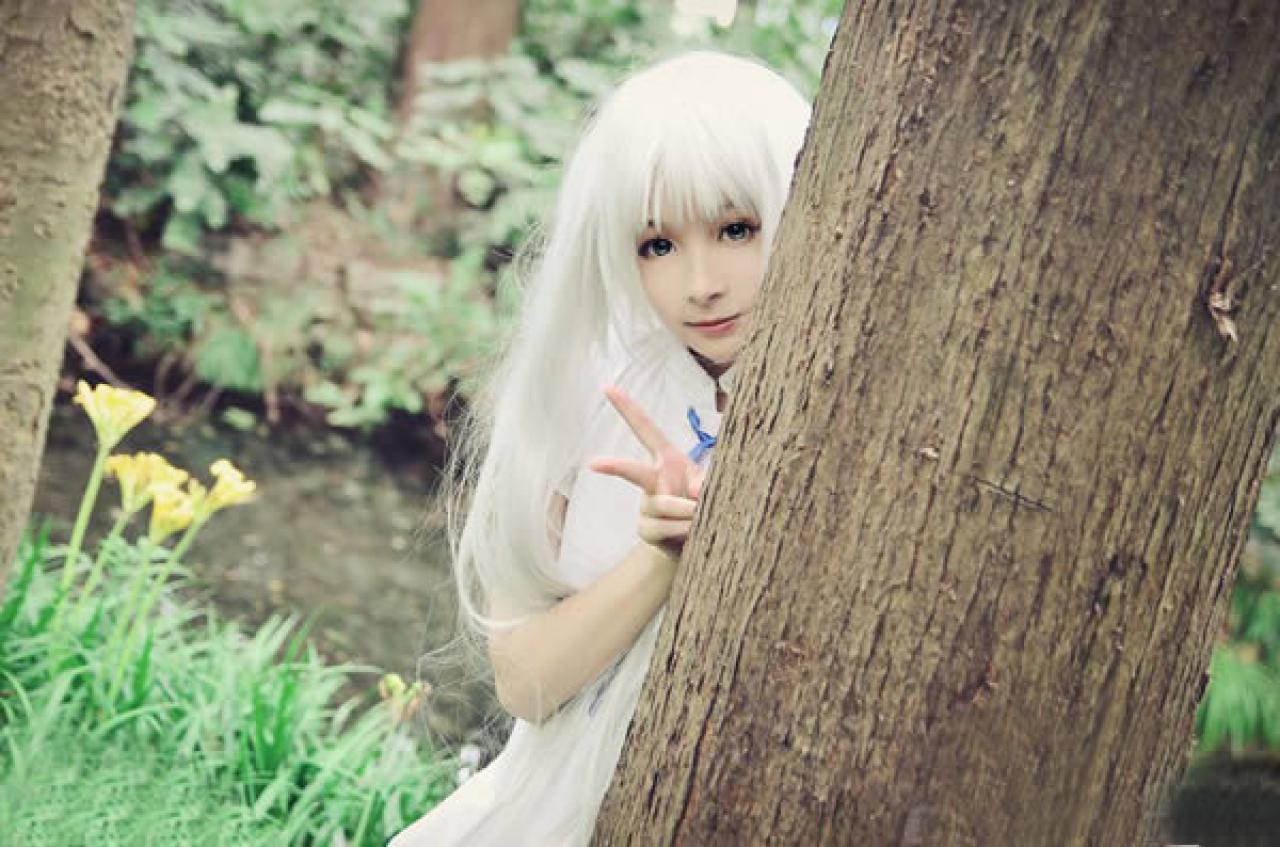 艾克白发白衣Cos面麻躲在大树后面，做V手势