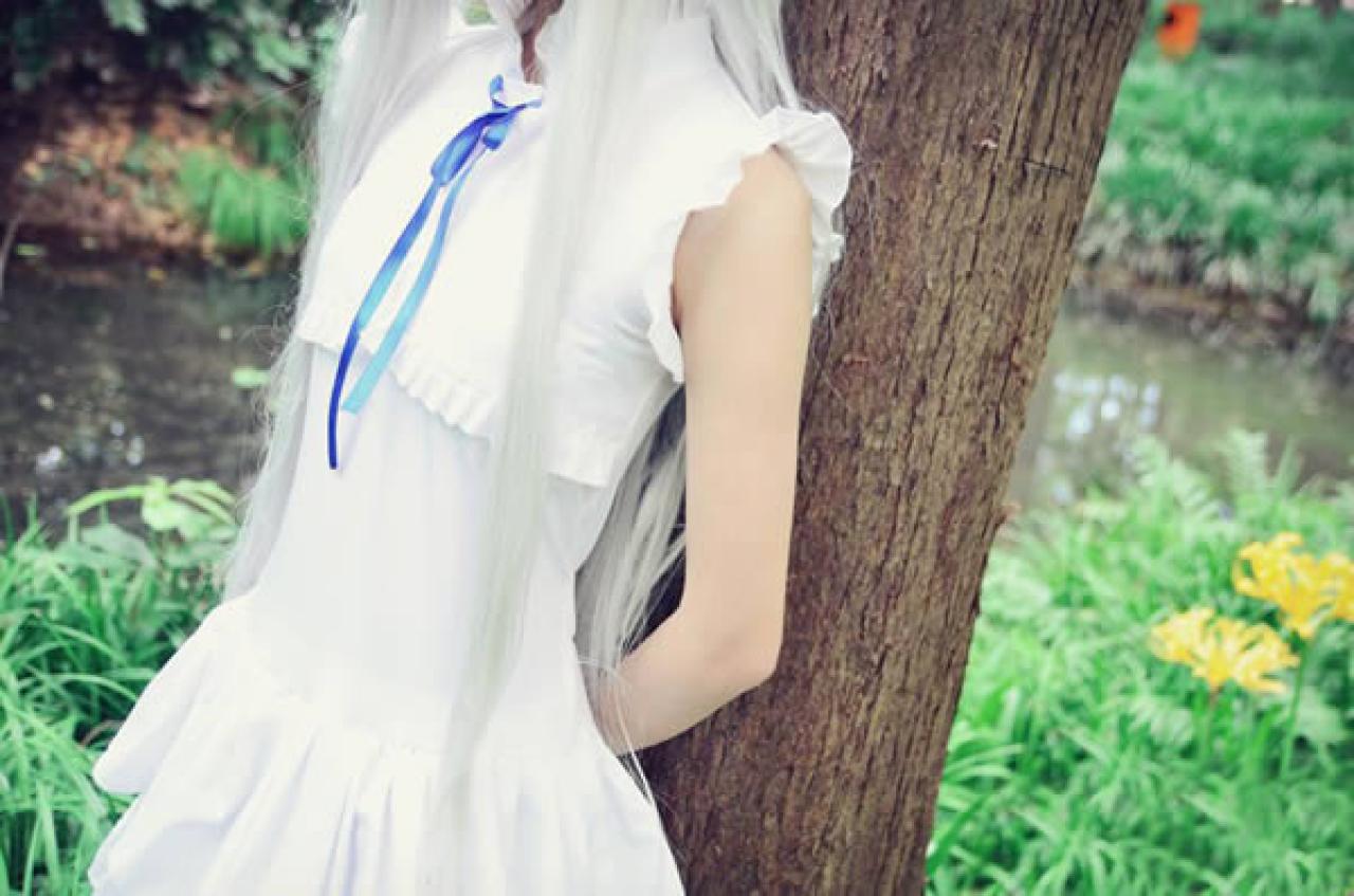 艾克白发白衣Cos面麻身体靠在大树上