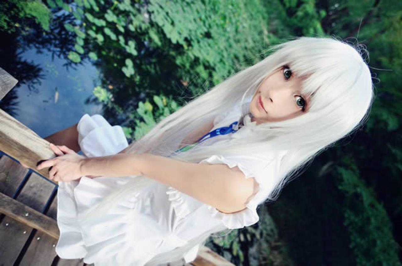 艾克白发白衣Cos面麻光着脚坐在一座小木桥旁边回头看镜头