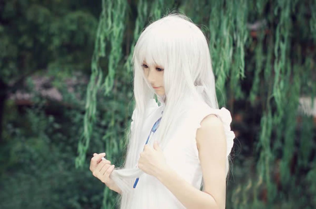 艾克白发白衣Cos面麻捧着自己的发梢，漫步在河边