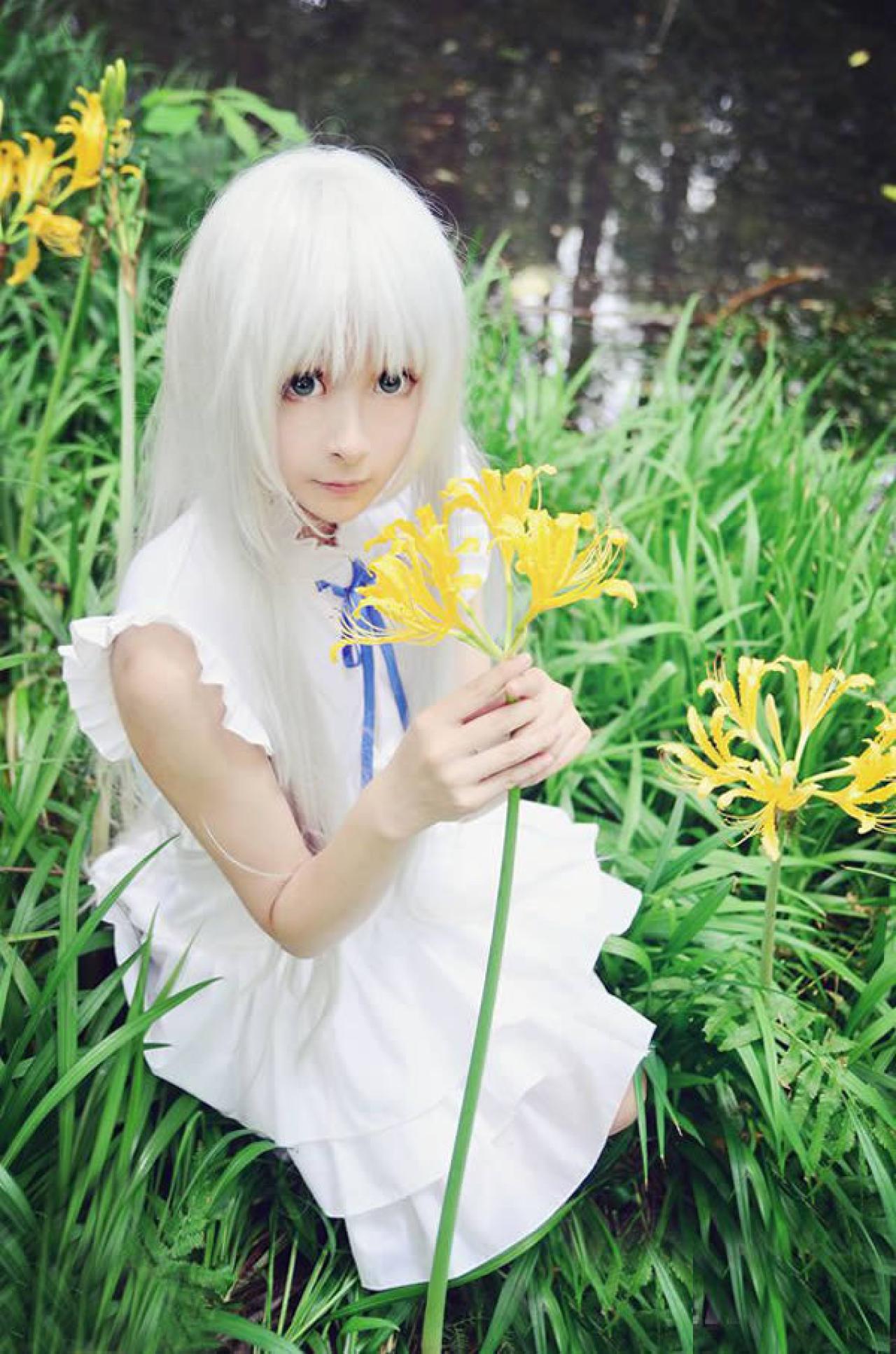 艾克白发白衣Cos面麻双手轻握着一束油菜花