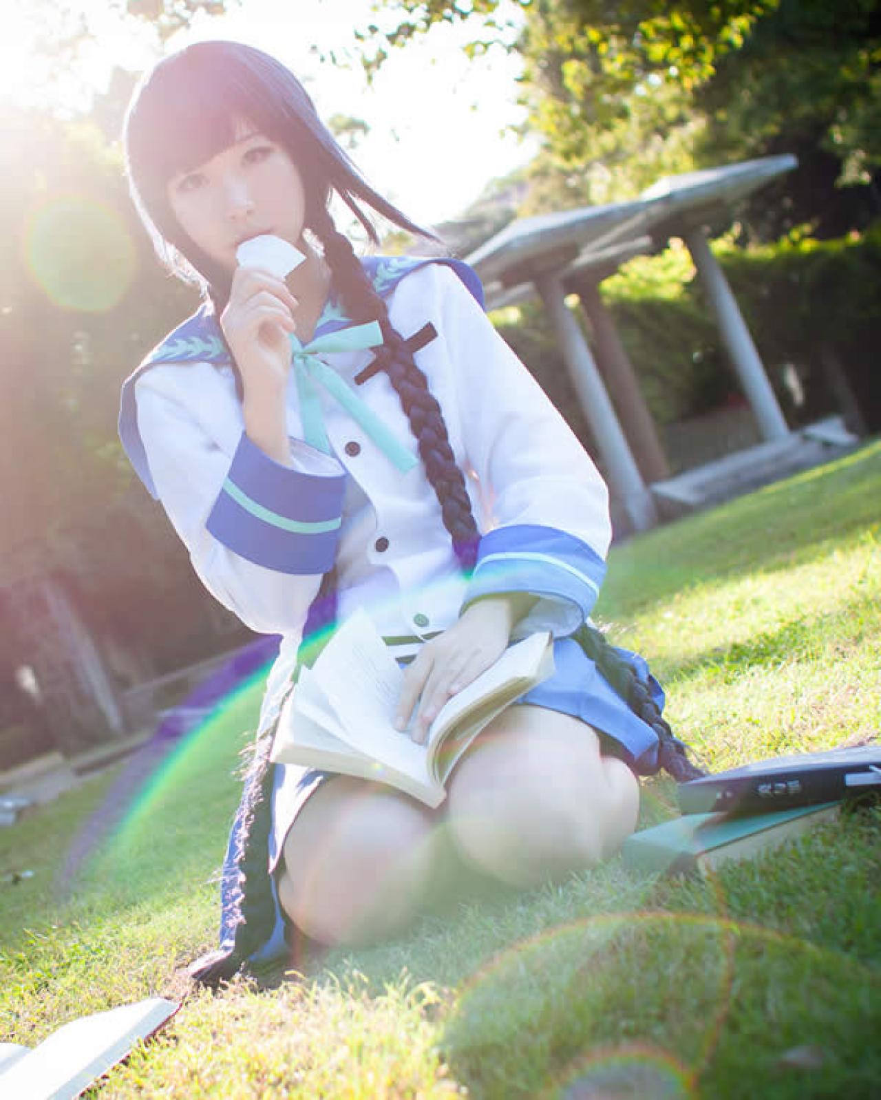 月歌Cos文学少女正在吃书