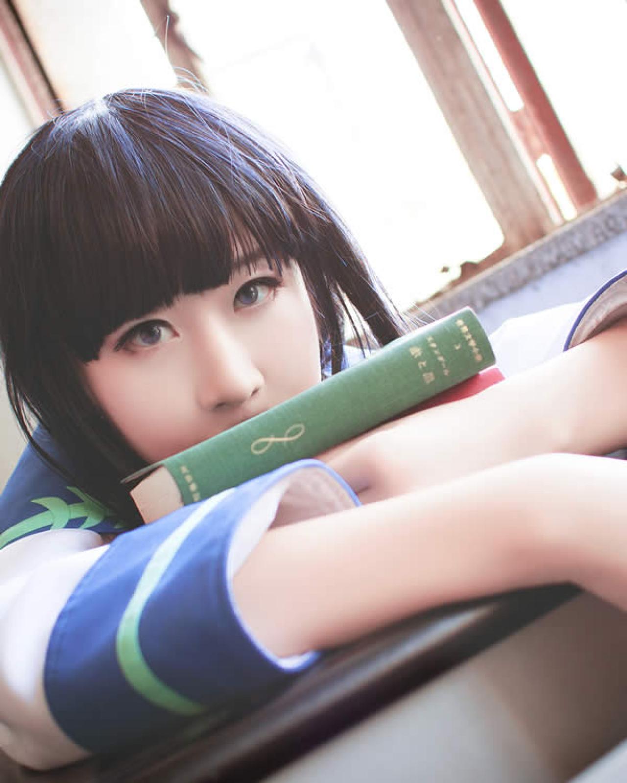 月歌Cos文学少女趴在课桌的书堆上