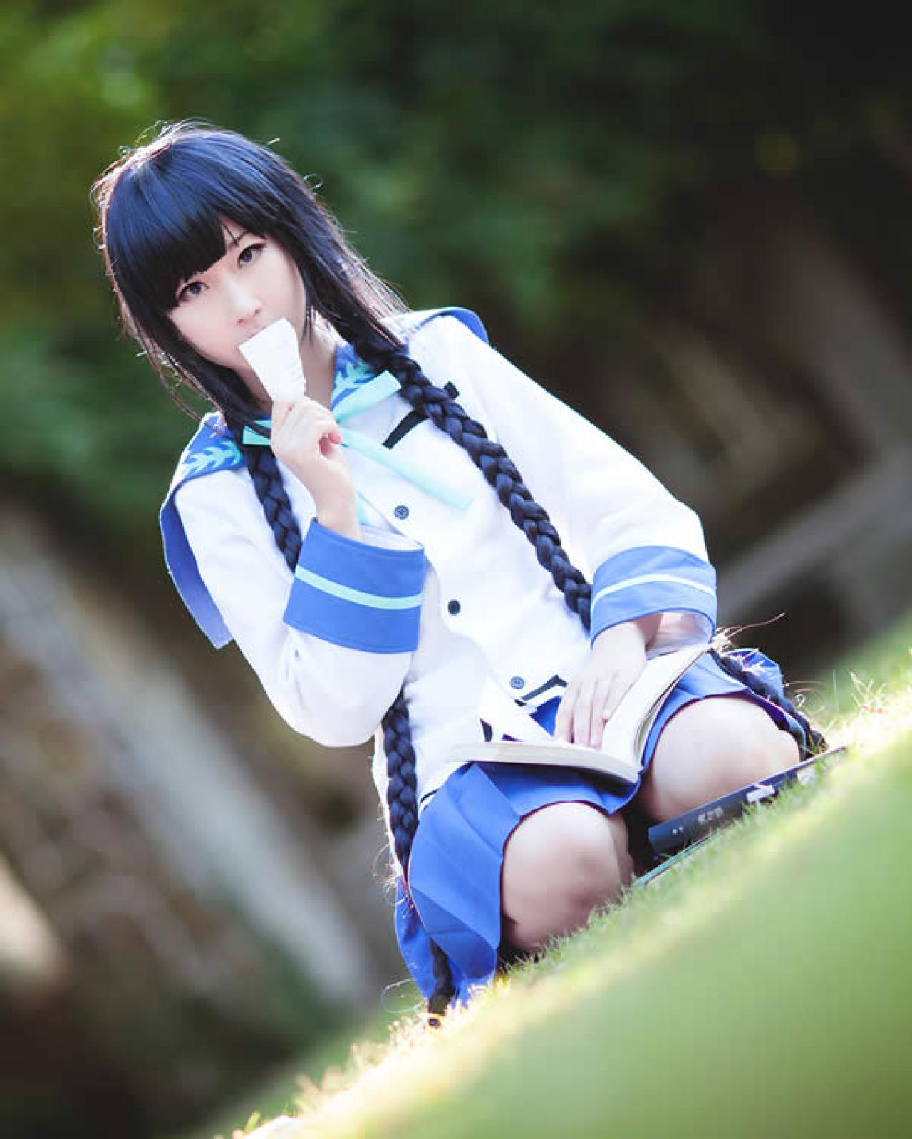 月歌Cos文学少女撕下一页书正往嘴里放