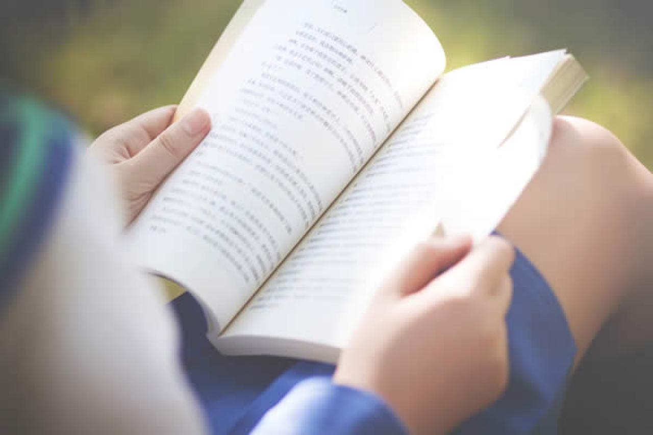 月歌Cos文学少女在草地上翻书