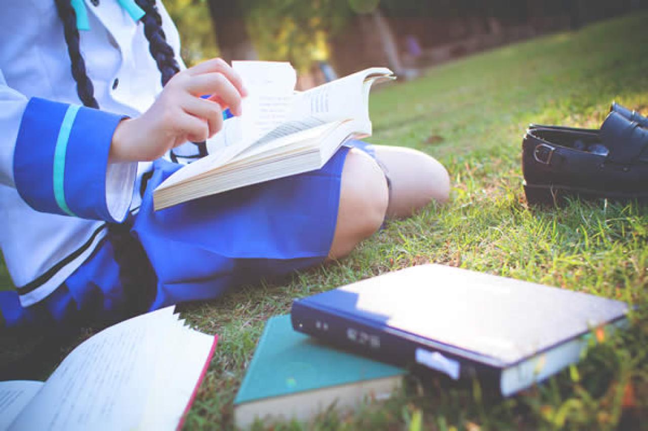 月歌Cos文学少女一边翻书，一边正撕下一页