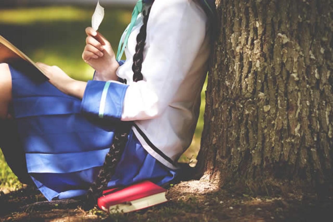 月歌Cos文学少女小心翼翼品尝着撕下的书页