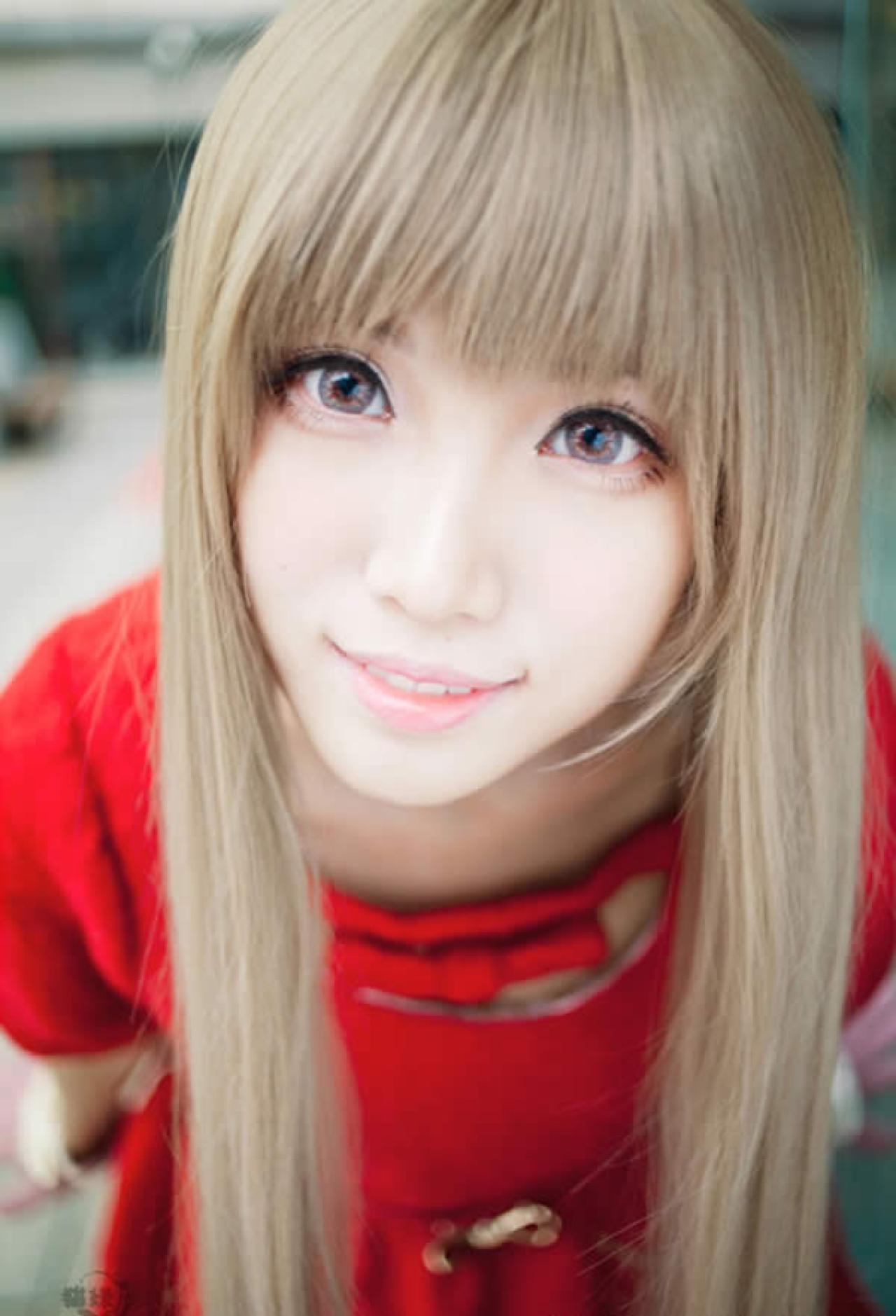 猫嫌大大的眼睛望着镜头