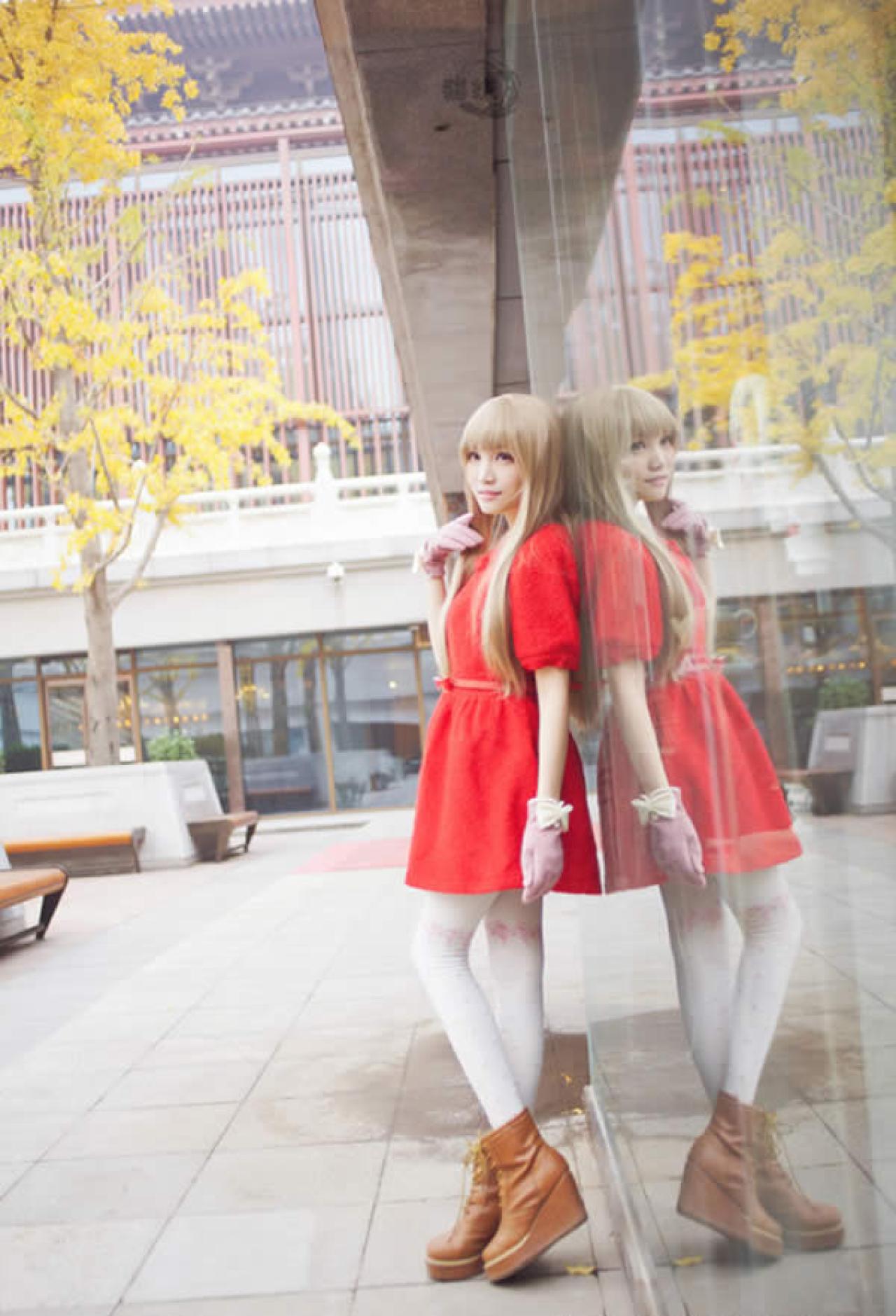 猫嫌秋天落叶摆拍靠在镜子前