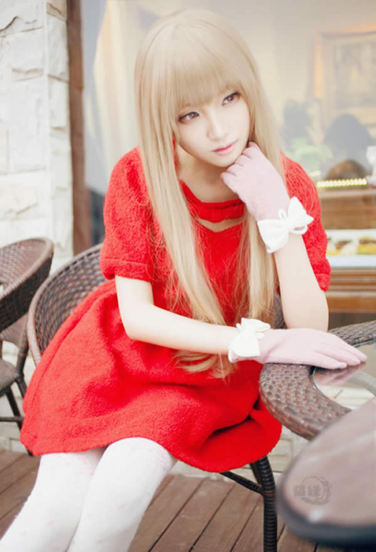 猫嫌秋天落叶摆拍思考者的姿势