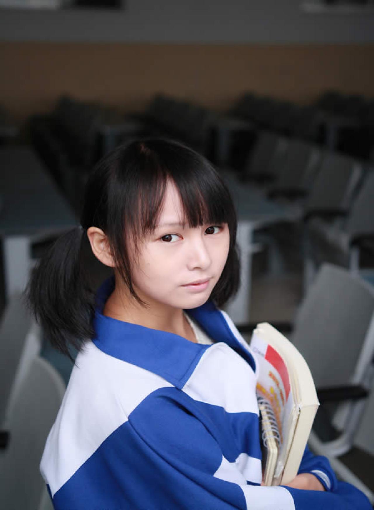 双马尾的小梓酱坐在座位上侧身看镜头