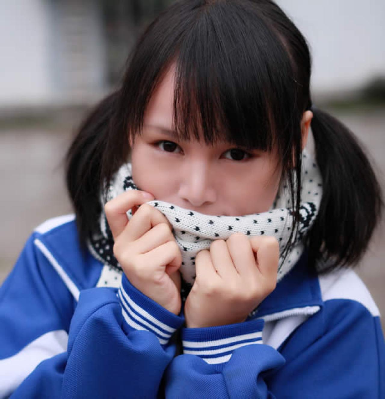 雨夹雪，双马尾的小梓酱缩在围脖里的抓拍