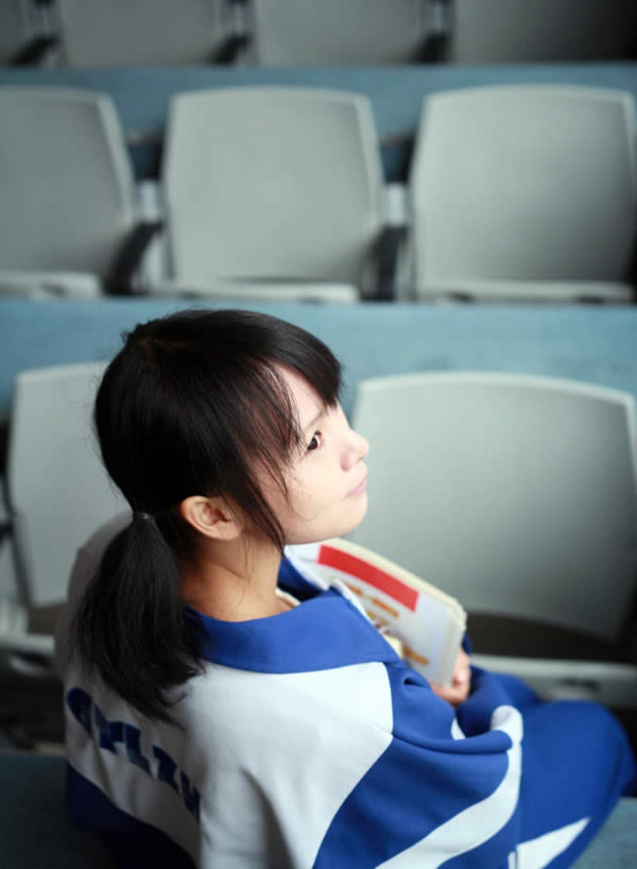 双马尾的小梓酱穿着大号校服回头看镜头