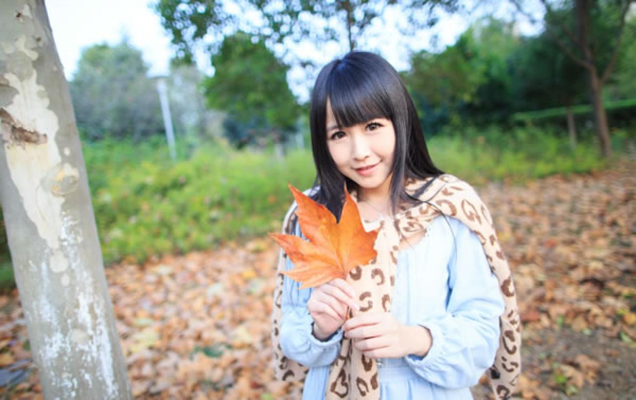 小Can拿着一片飘落的梧桐叶