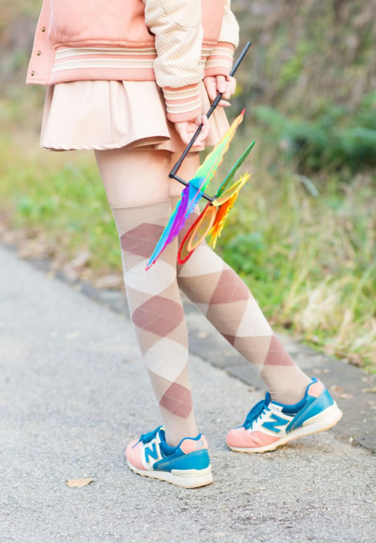 小Can手背后拿着风车漫步