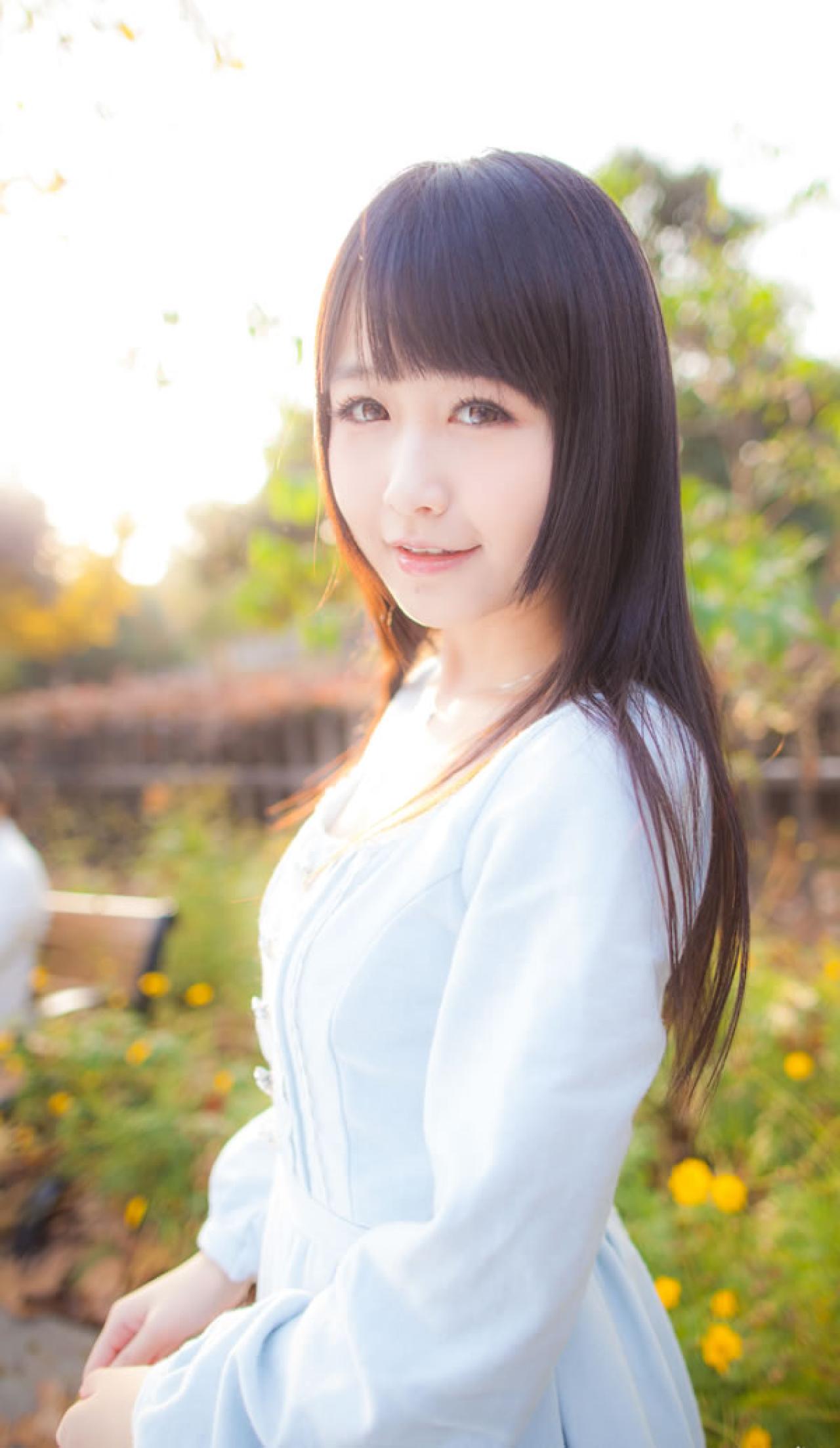 小Can蓝裙子侧面