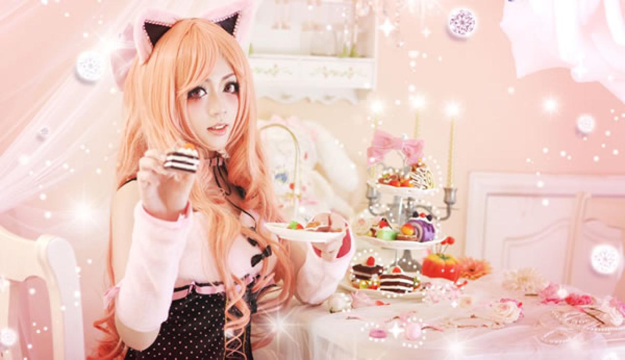 幻蓝拿着小蛋糕