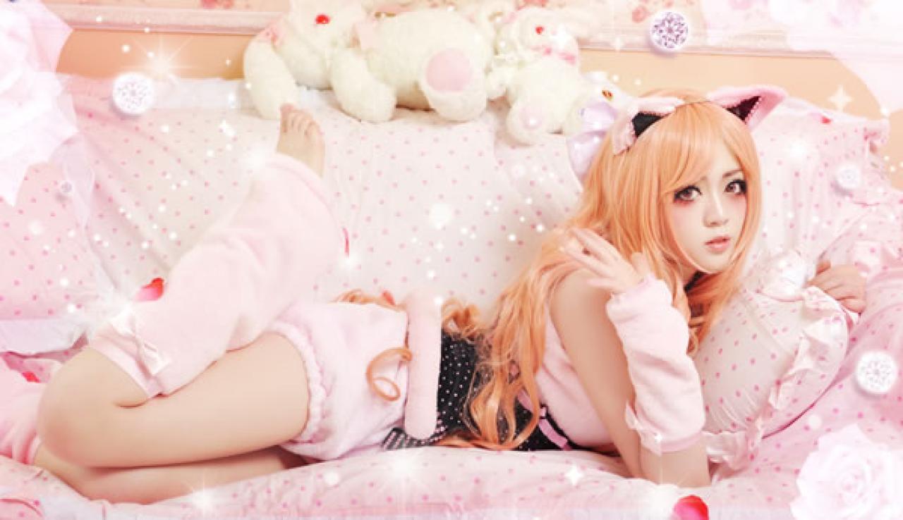 幻蓝抱着枕头趴在粉色沙发上