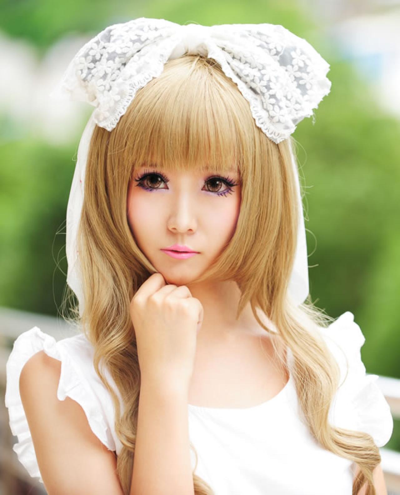 夏夏带着蝴蝶蕾丝发饰呆呆的看向镜头