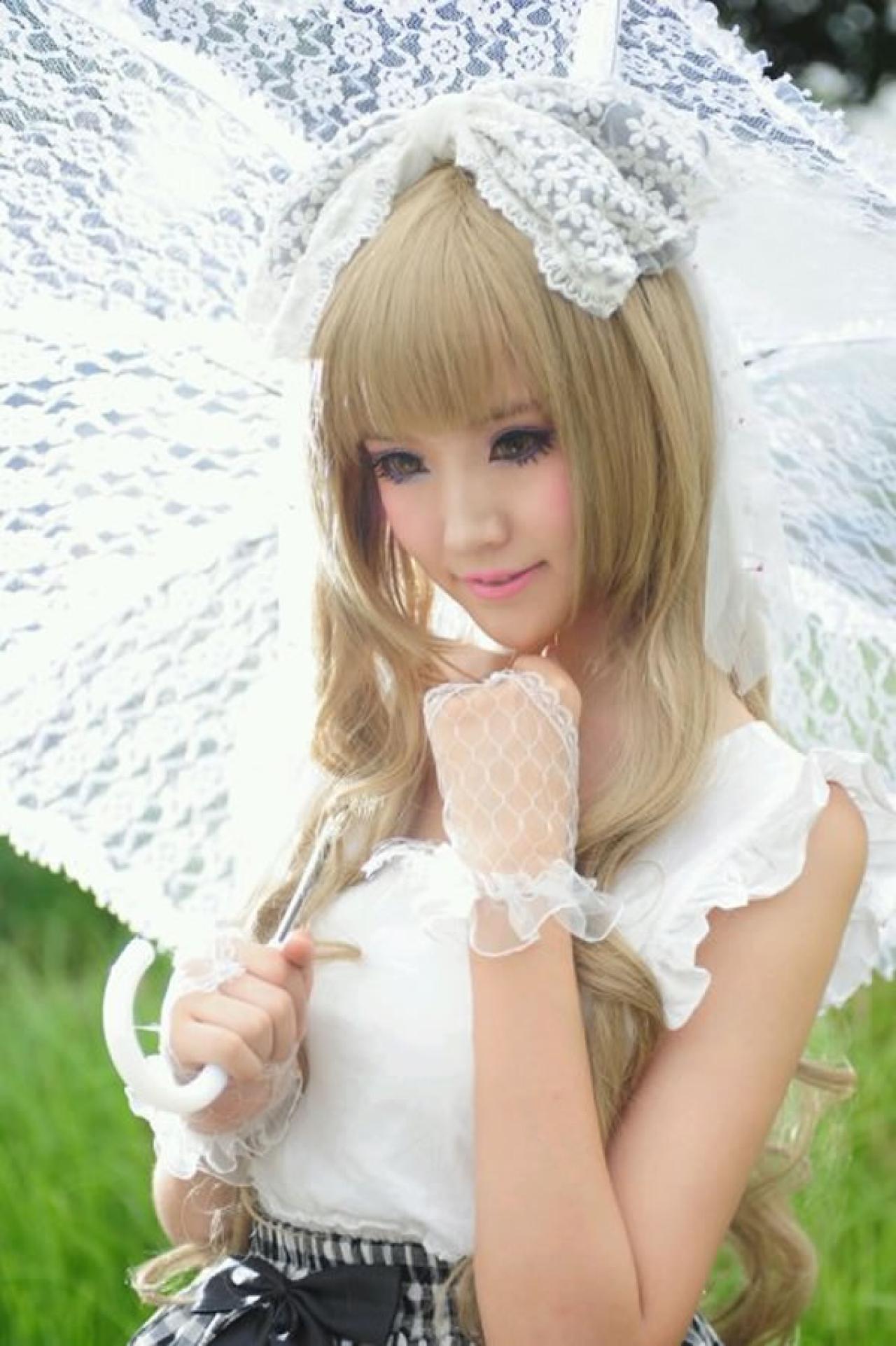 夏夏撑着伞略作沉思侧面照