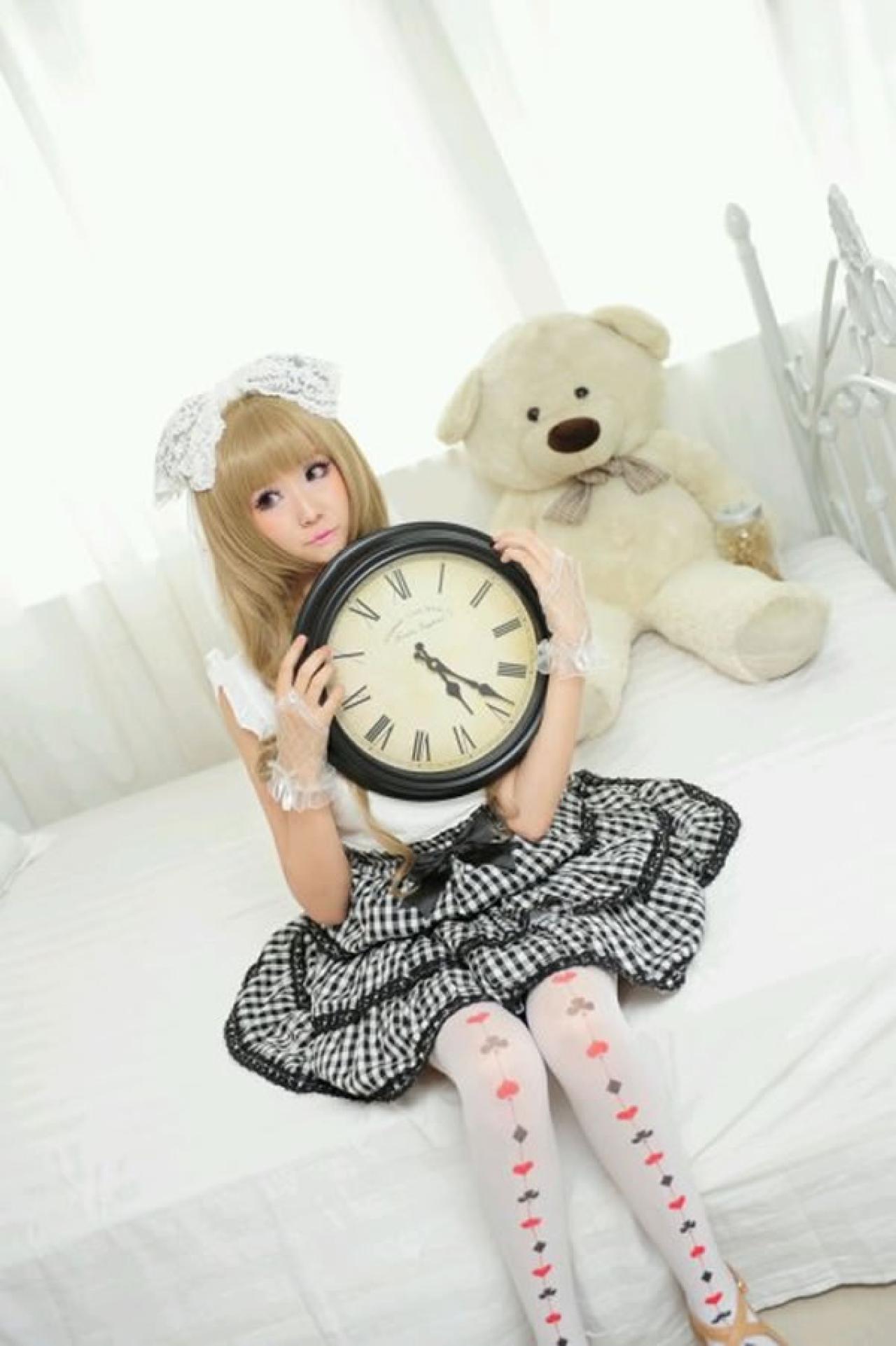 夏夏抱着时钟，后背是只小熊