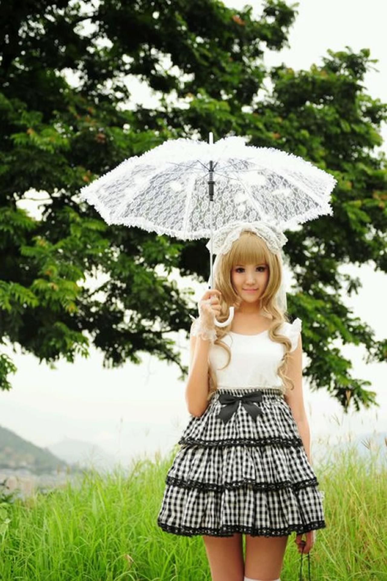 夏夏撑着伞正面照