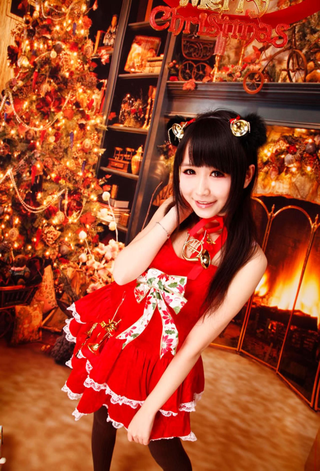 小Can穿着圣诞服侧身摆拍