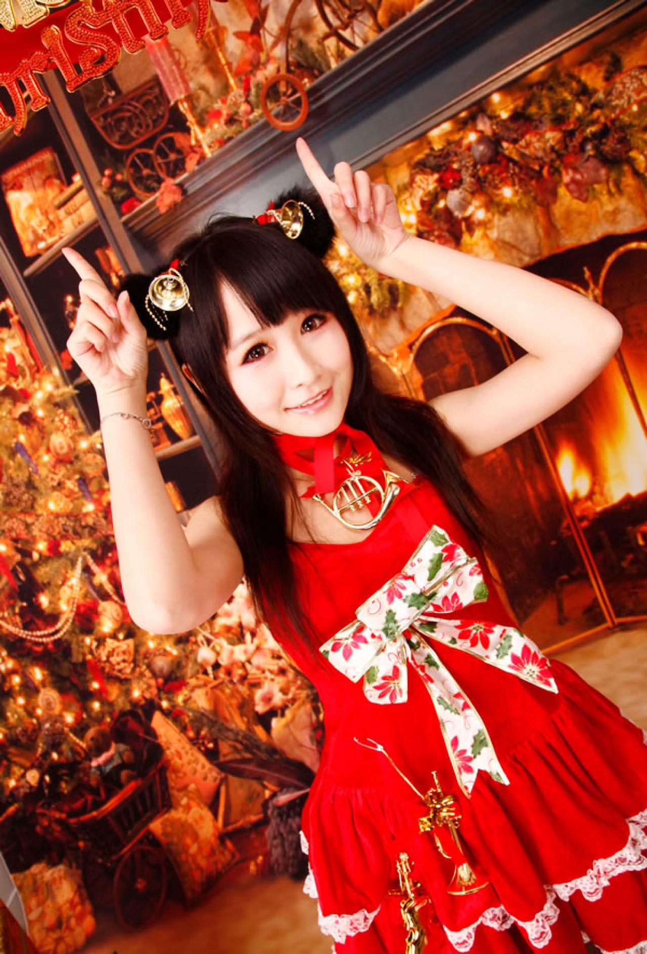 小Can穿着圣诞服两手做天线状