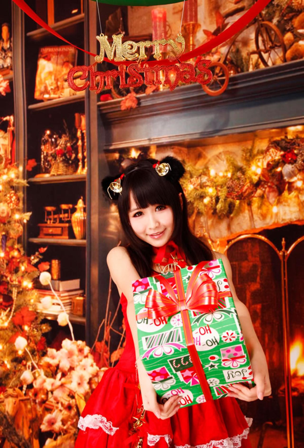 小Can搬运礼物要送给镜头前的你