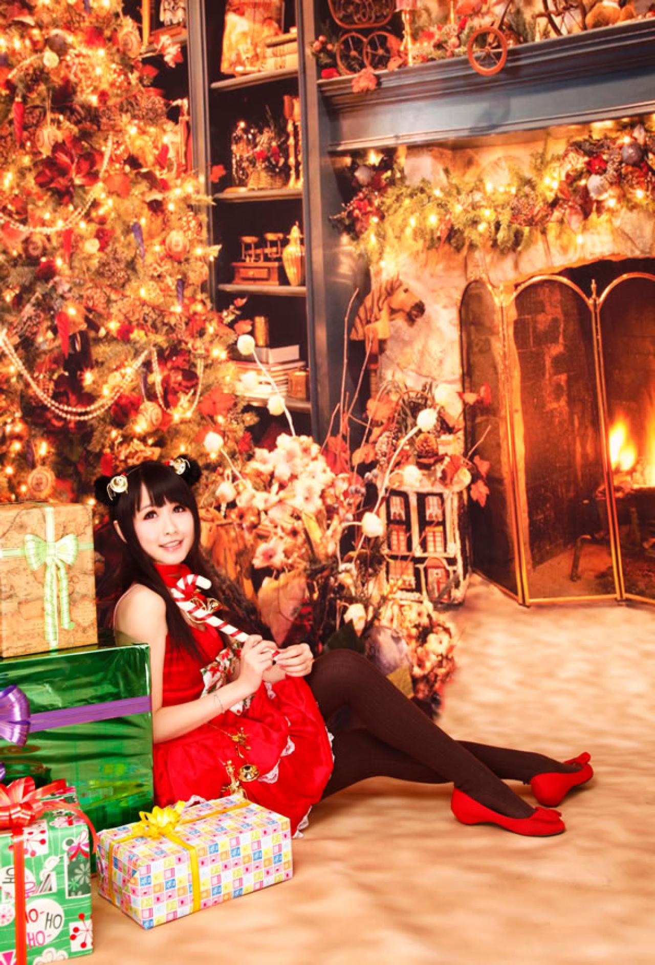 小Can拿着魔法杖背靠放满礼物的圣诞树