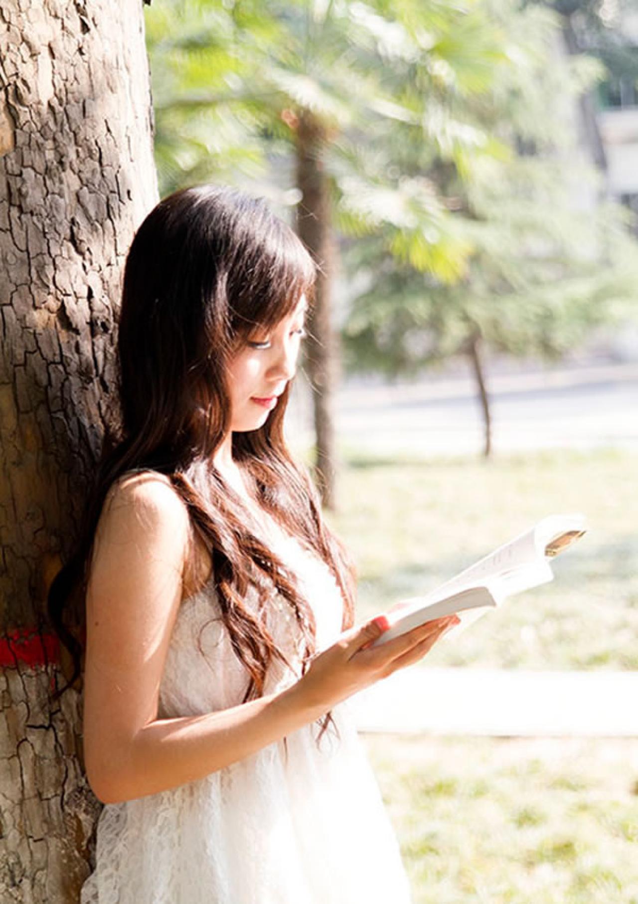 蕊蕊Thea姊妹写真集姐姐正靠在树上读书