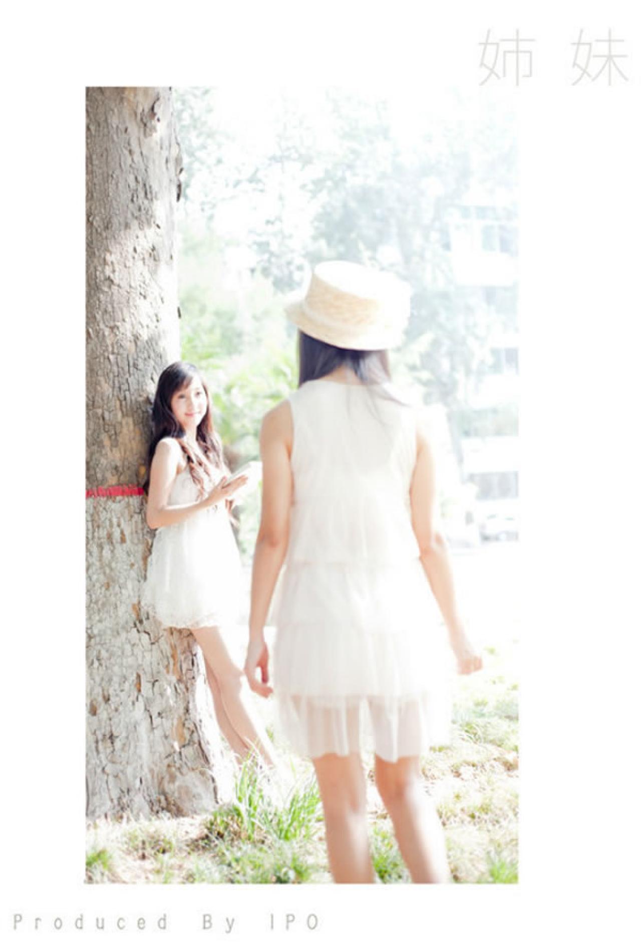 蕊蕊Thea姊妹写真集妹妹遇到正靠在树上读书的姐姐