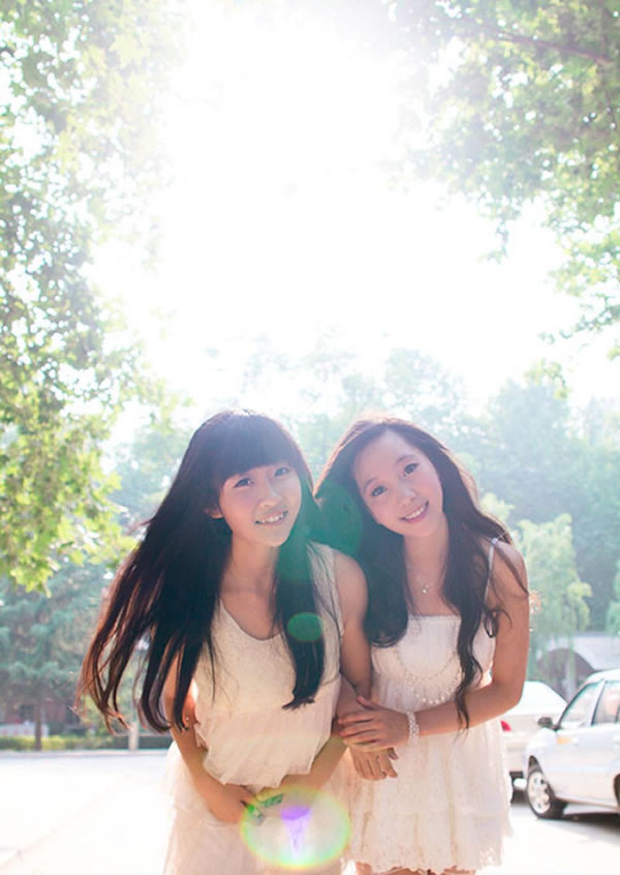 蕊蕊Thea姊妹写真集姐妹手挽手的样子