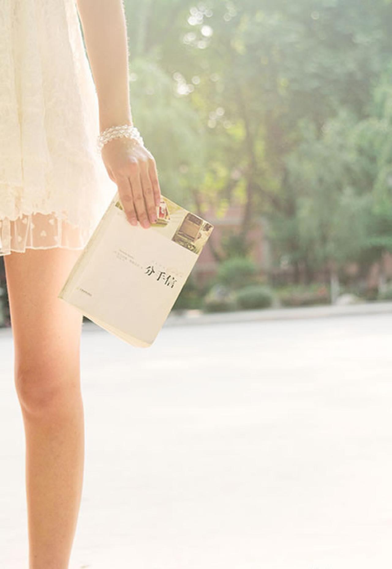 蕊蕊Thea姊妹写真集姐妹一人受众拿着名为分手信的书籍封面特写