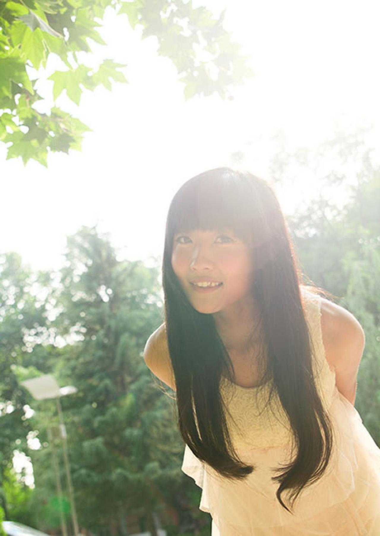 蕊蕊Thea姊妹写真集妹妹弯腰看镜头