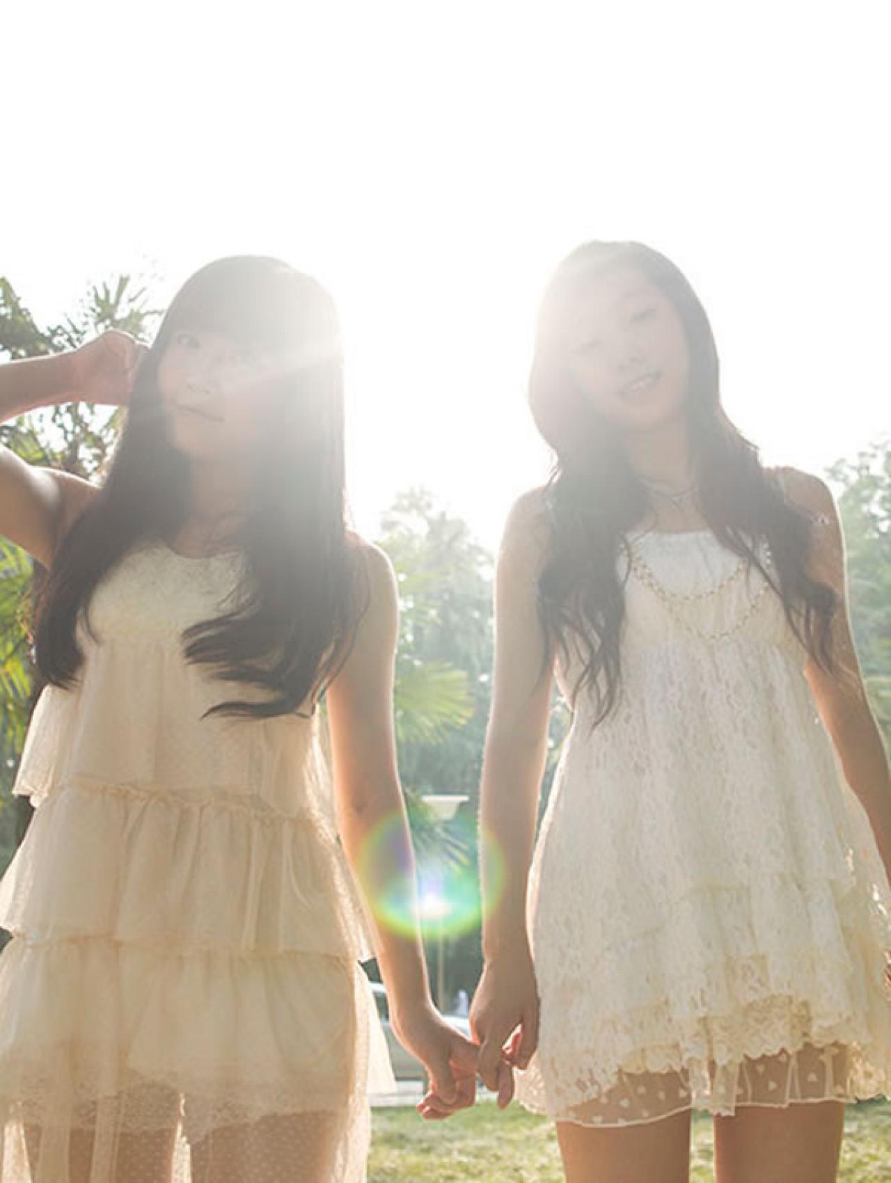 蕊蕊Thea姊妹写真集姐妹两人在阳光下手牵手