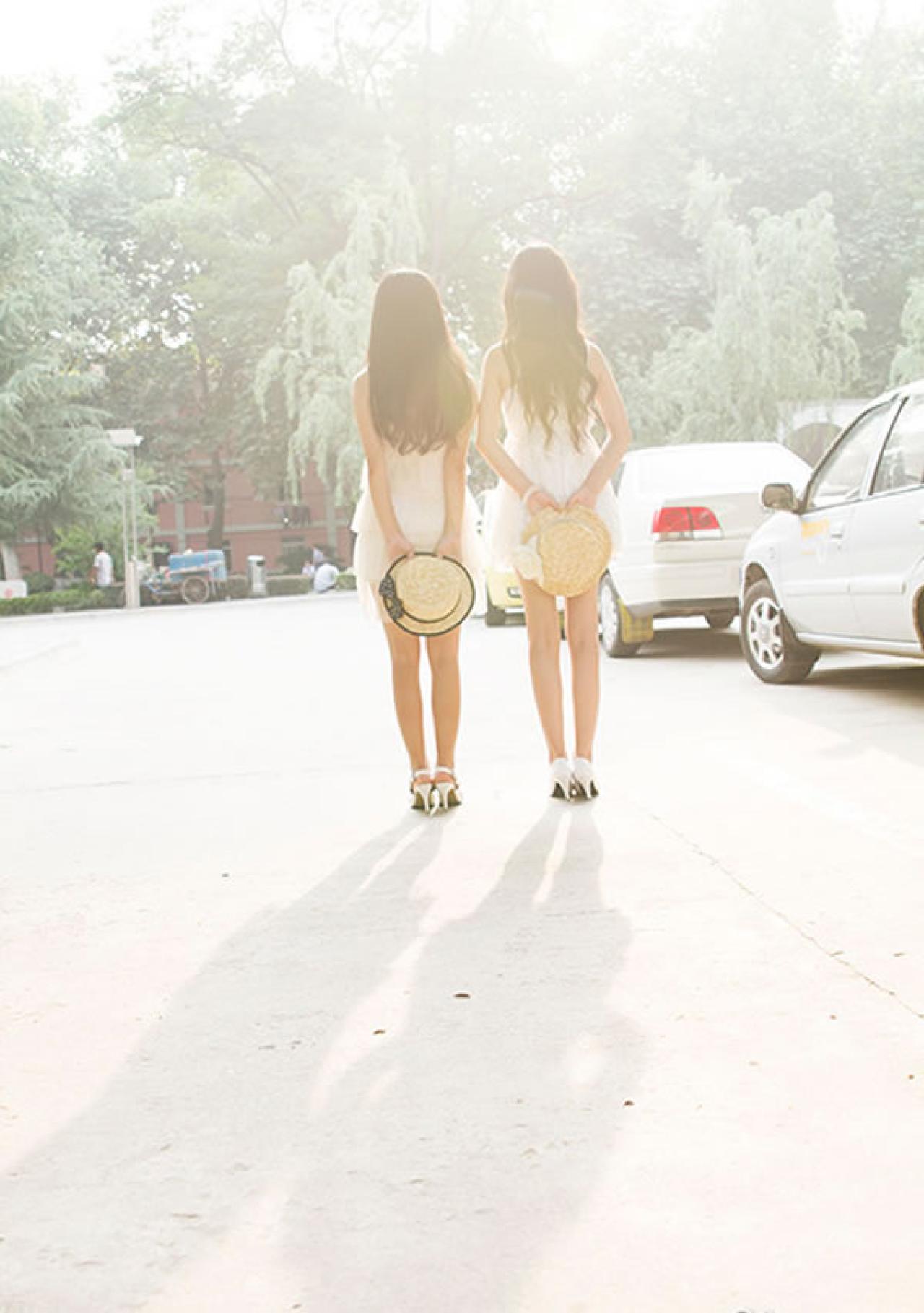 蕊蕊Thea姊妹写真集姐妹两人将草帽藏在身后的背影