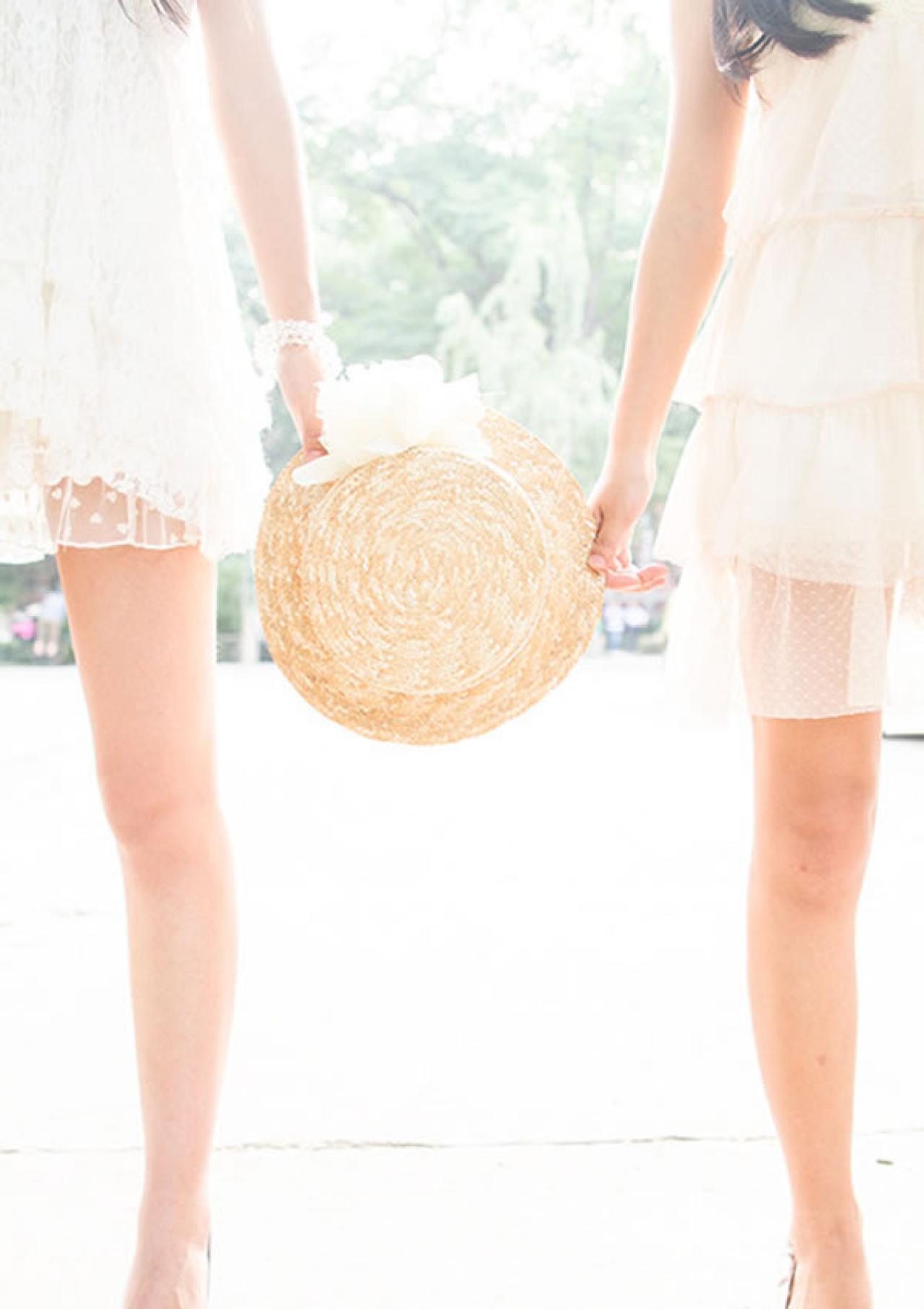 蕊蕊Thea姊妹写真集姐妹两人一人一手拿着草帽