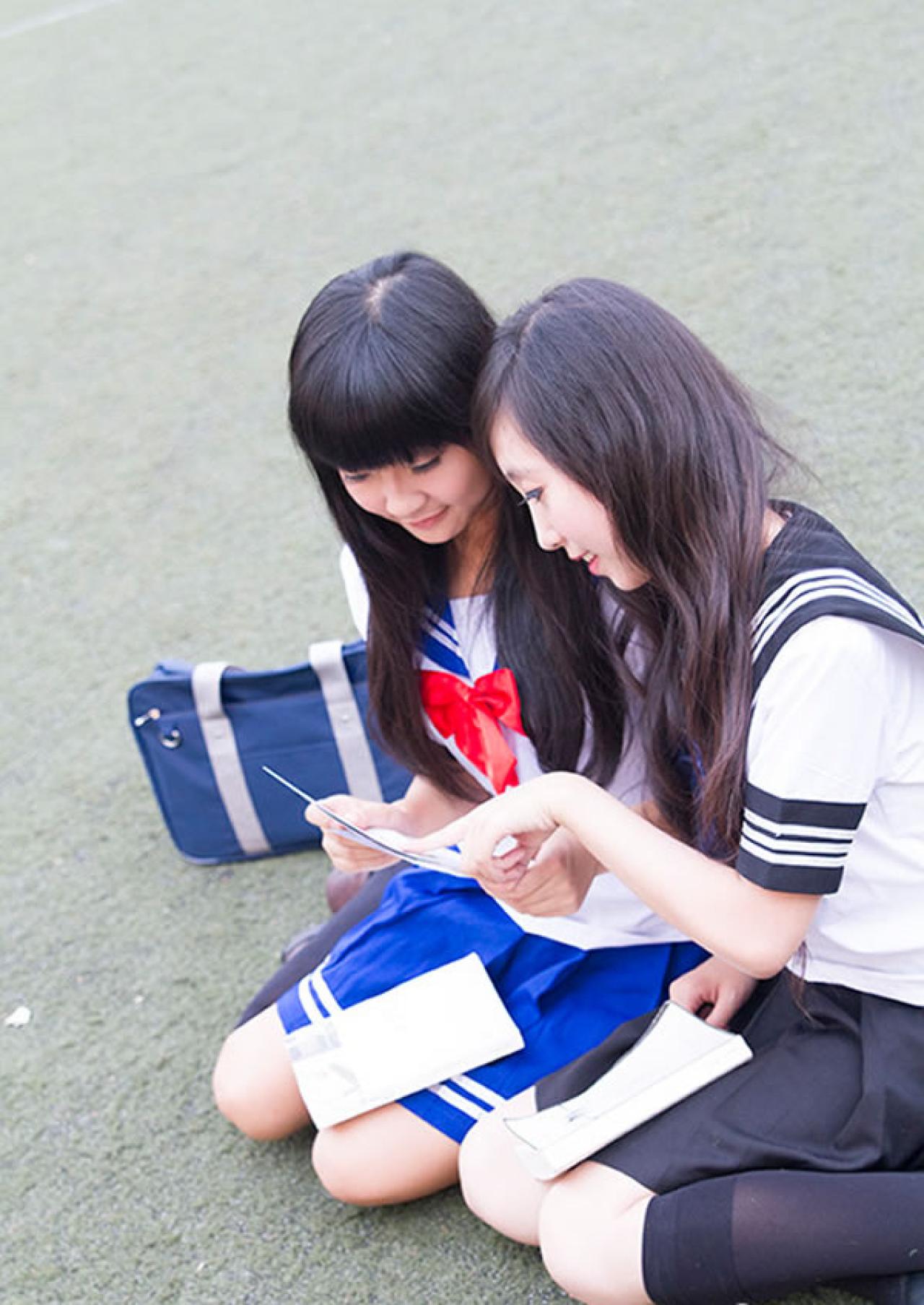 姊妹校服篇姐妹两人一起研究书中的对白全身照