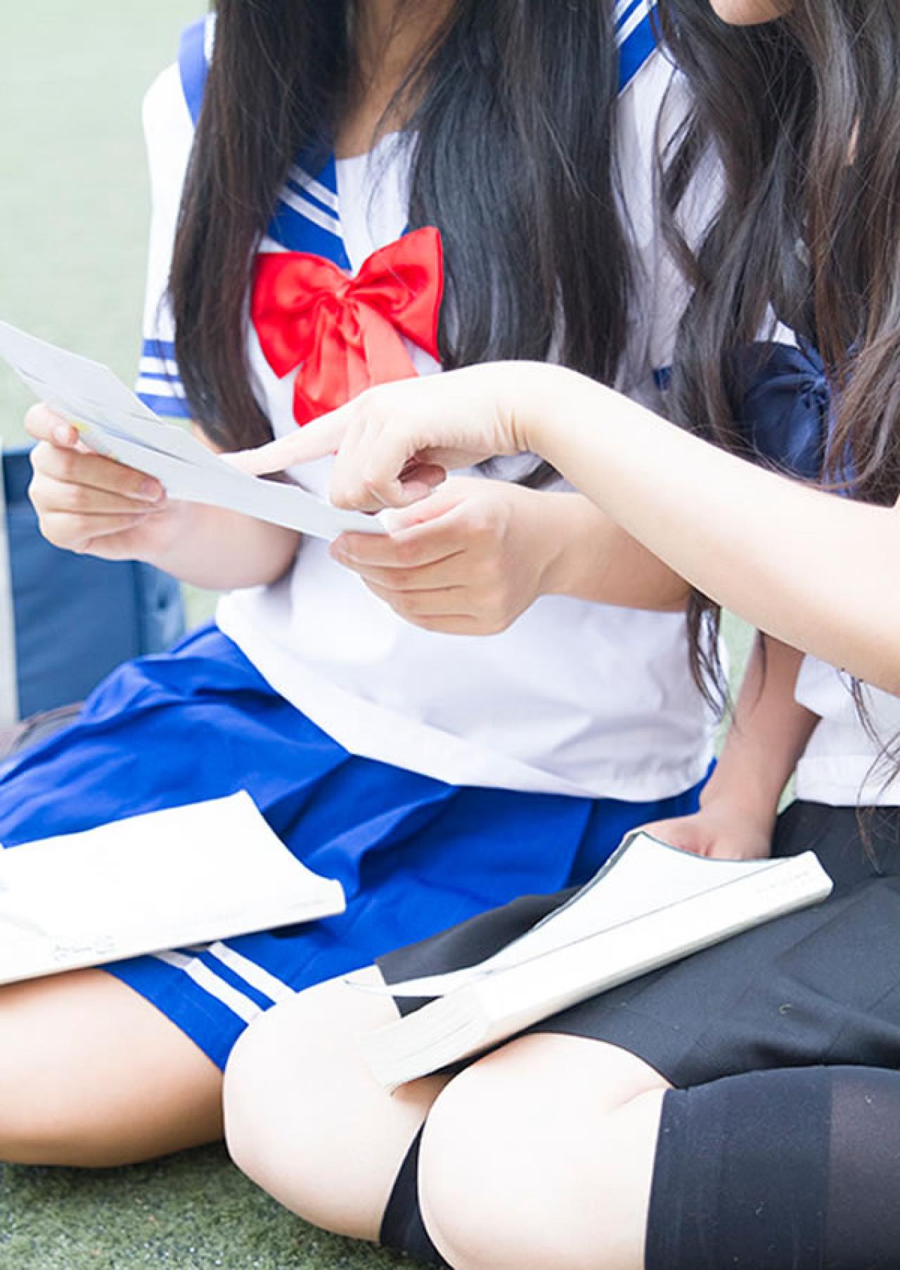 姊妹校服篇姐妹两人一起研究书中的对白近距离特写