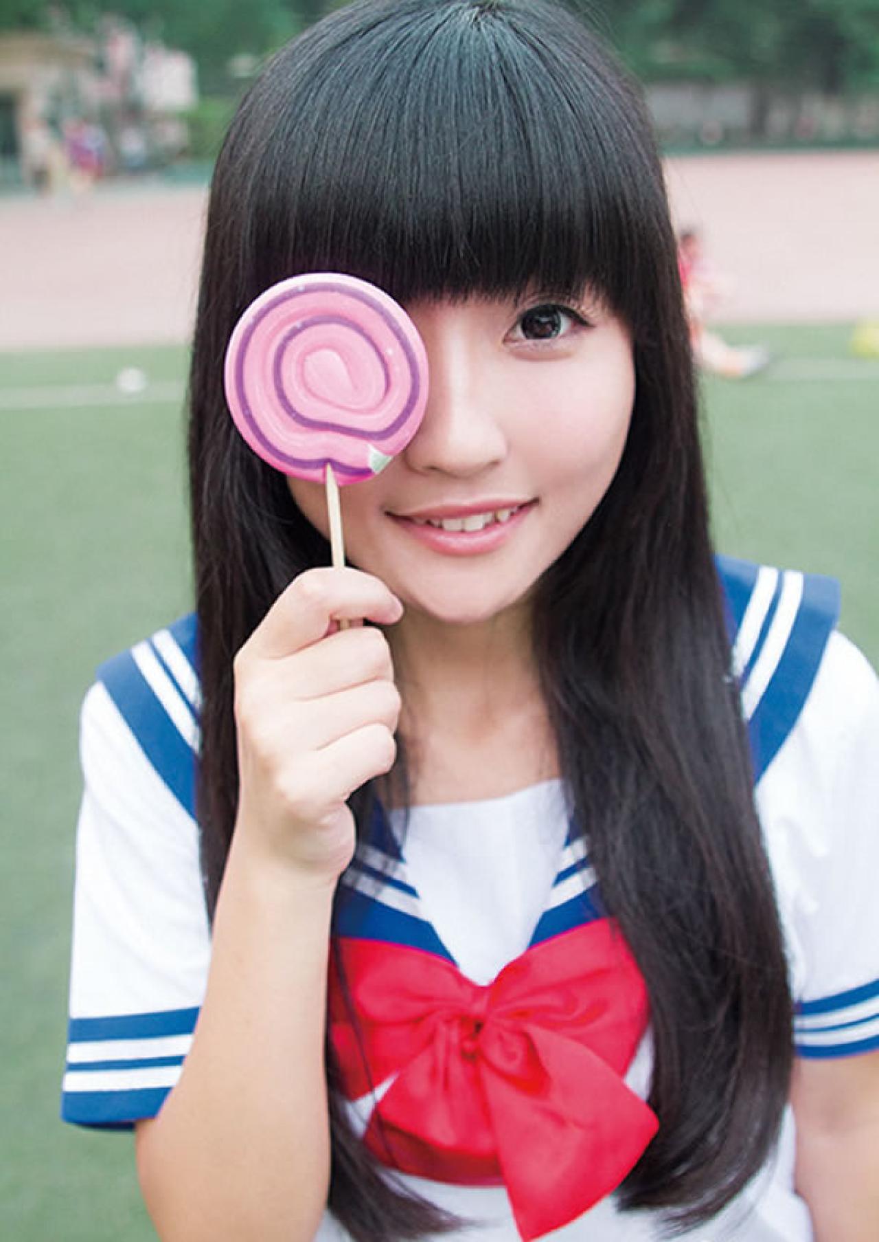 姊妹校服篇妹妹用一只特大号的棒棒糖遮住了自己的一直眼镜，卖了个萌