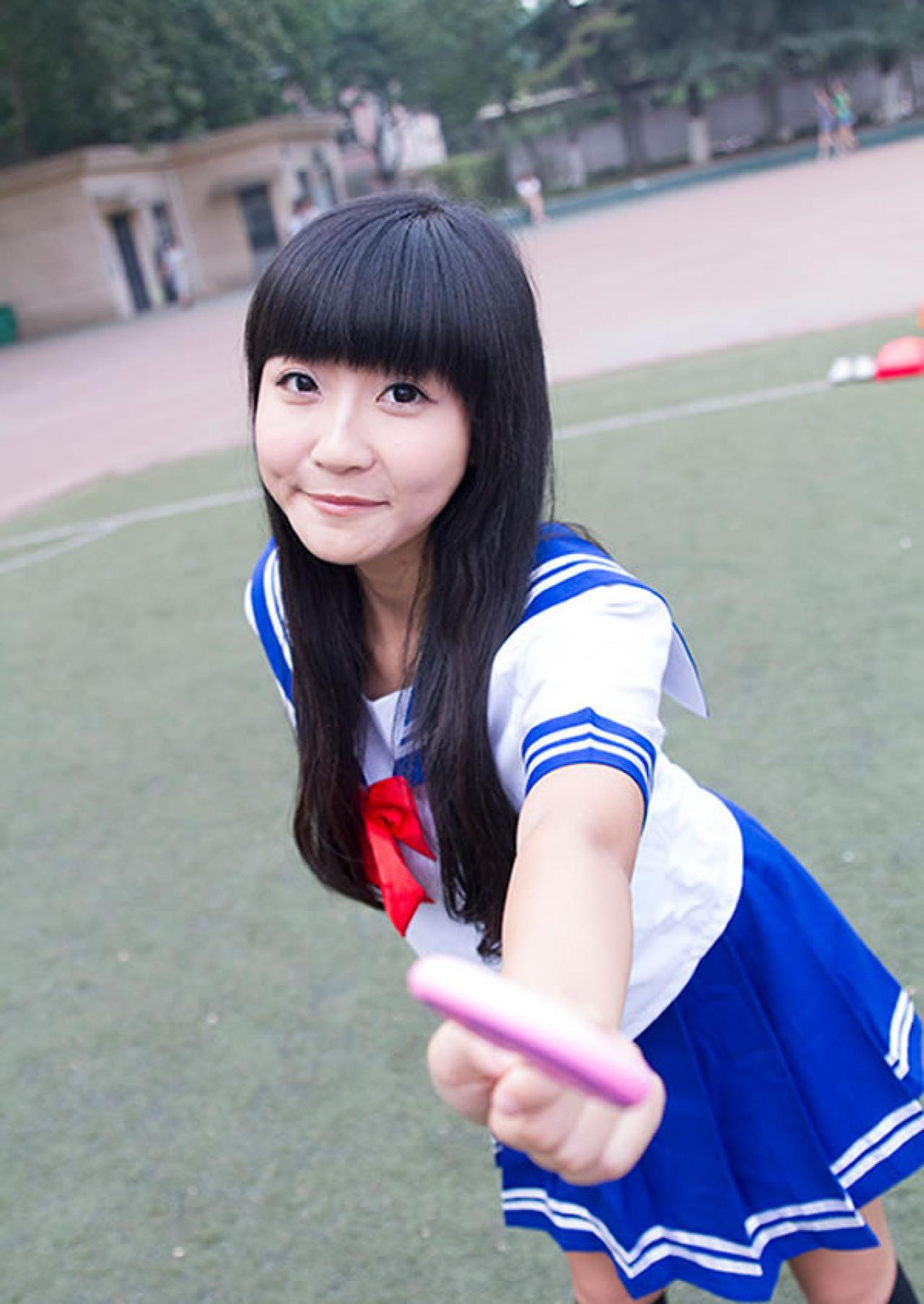 姊妹校服篇妹妹将棒棒糖伸向镜头，意思是你要不要吃，继续卖萌