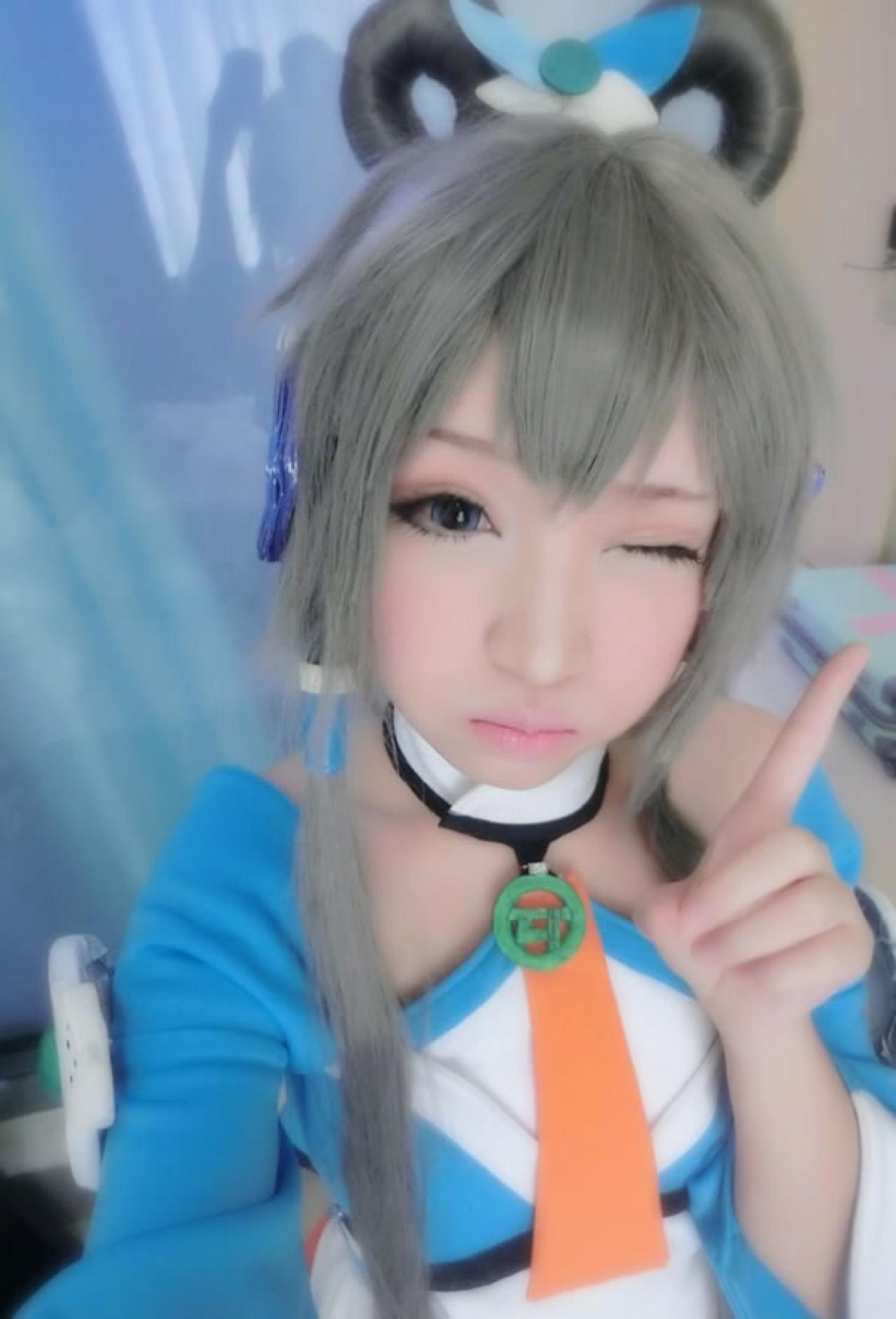 千夜未来摇摇手指，睁一只眼闭一只眼，嘟嘴卖萌时刻