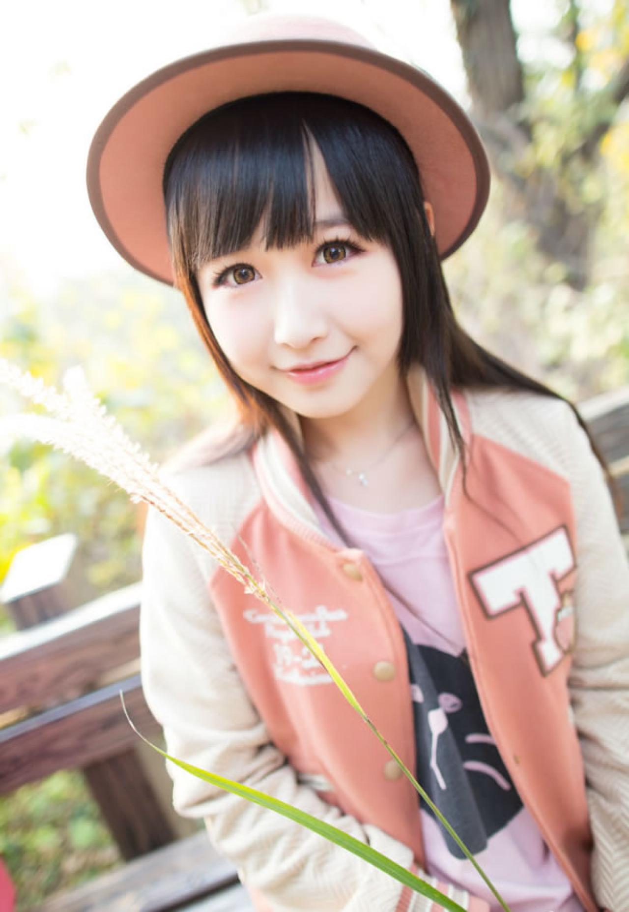 小Can手持芦苇正面照