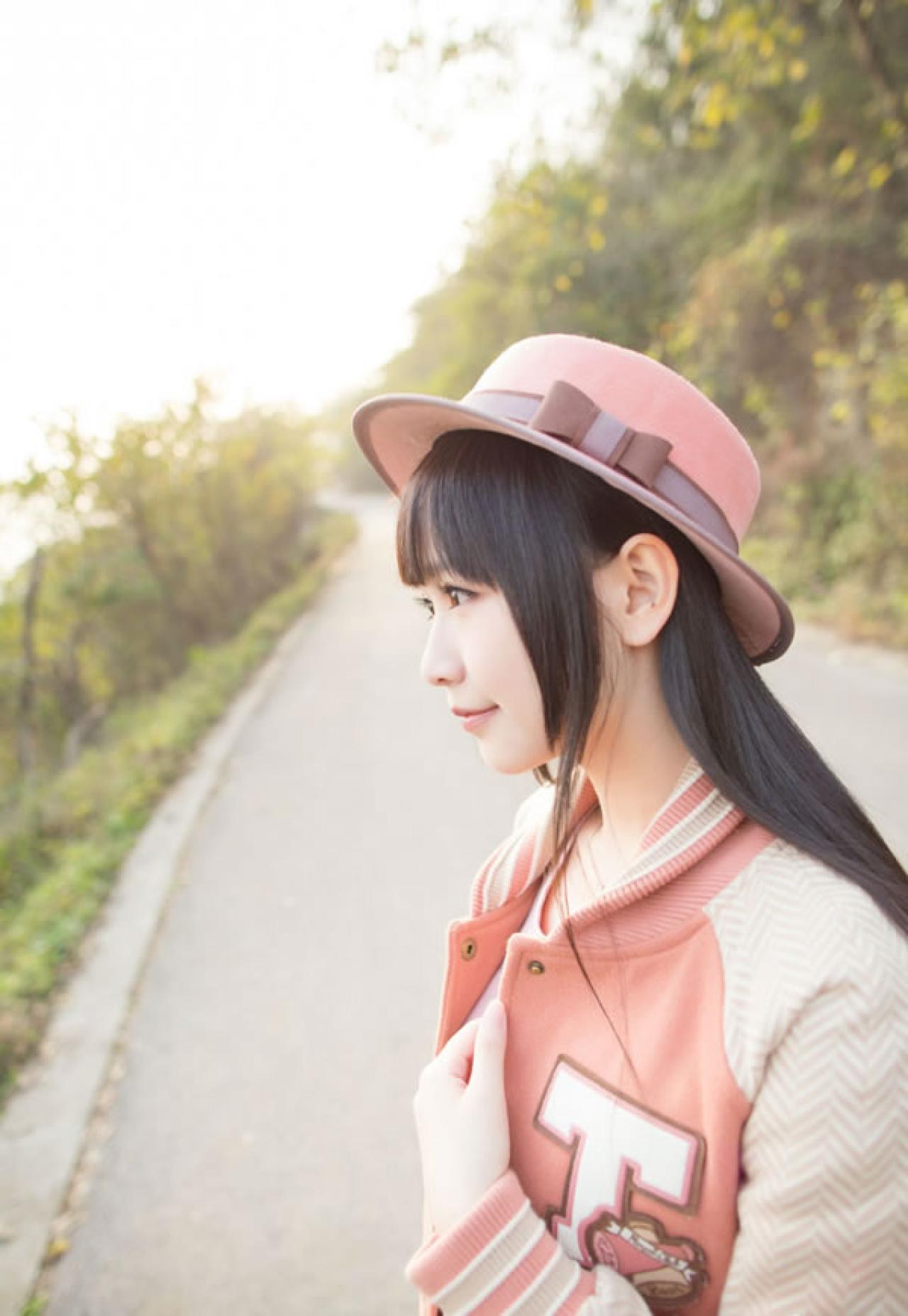 小Can在枫叶林路上侧面照