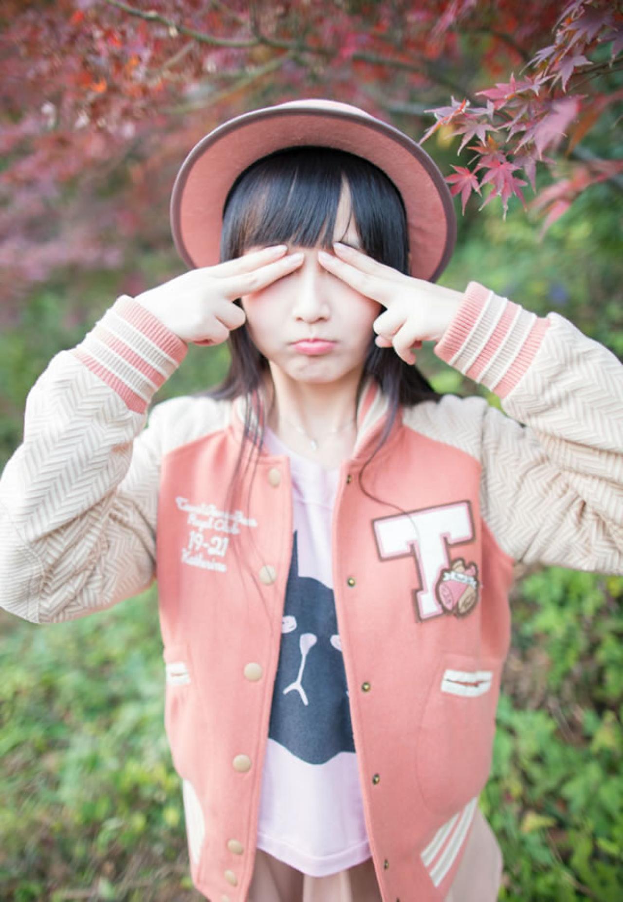 小Can嘟着嘴用两根手指按住眼睛