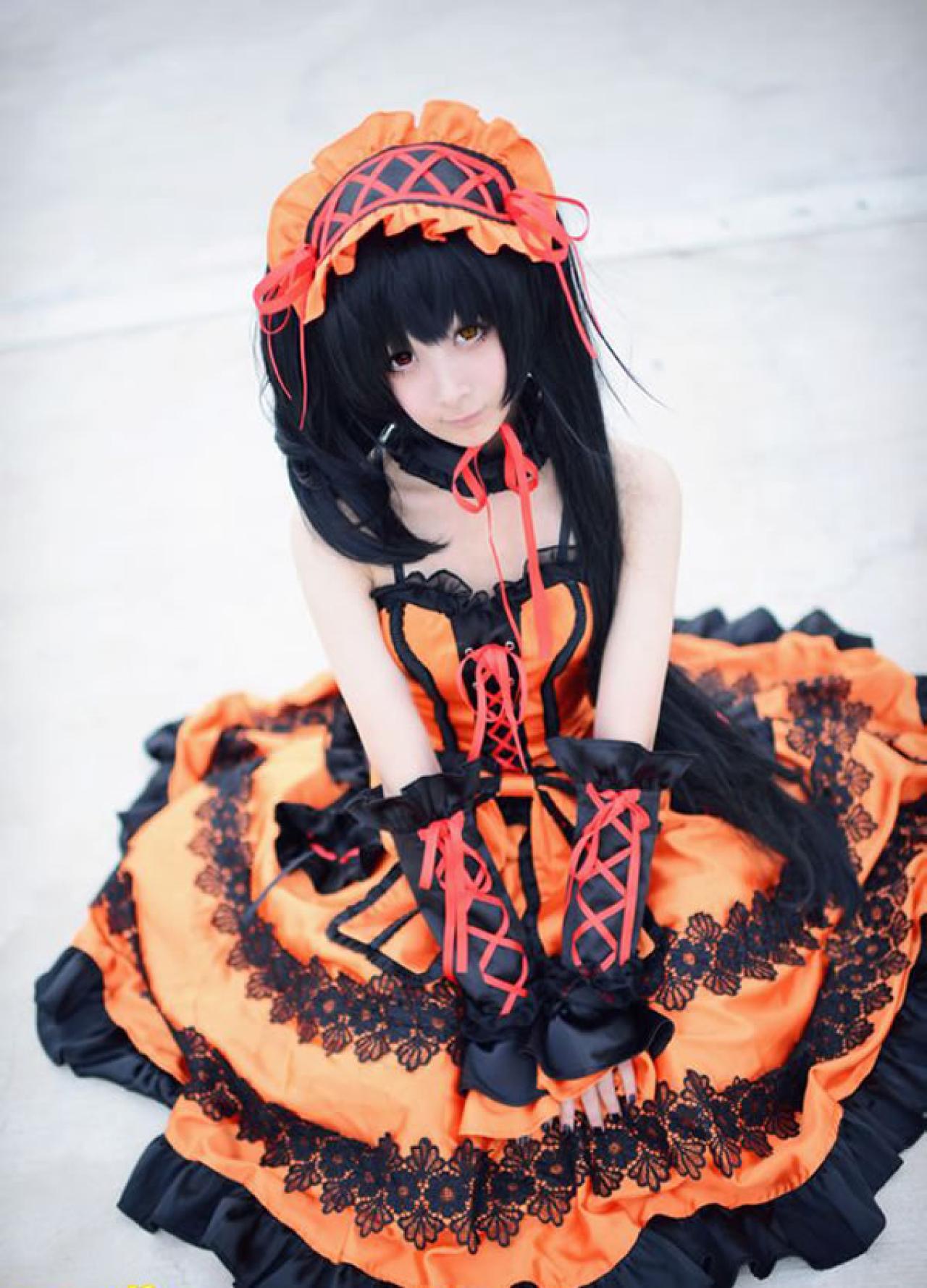 艾克Cos时崎狂三坐在地面，长裙铺展开来