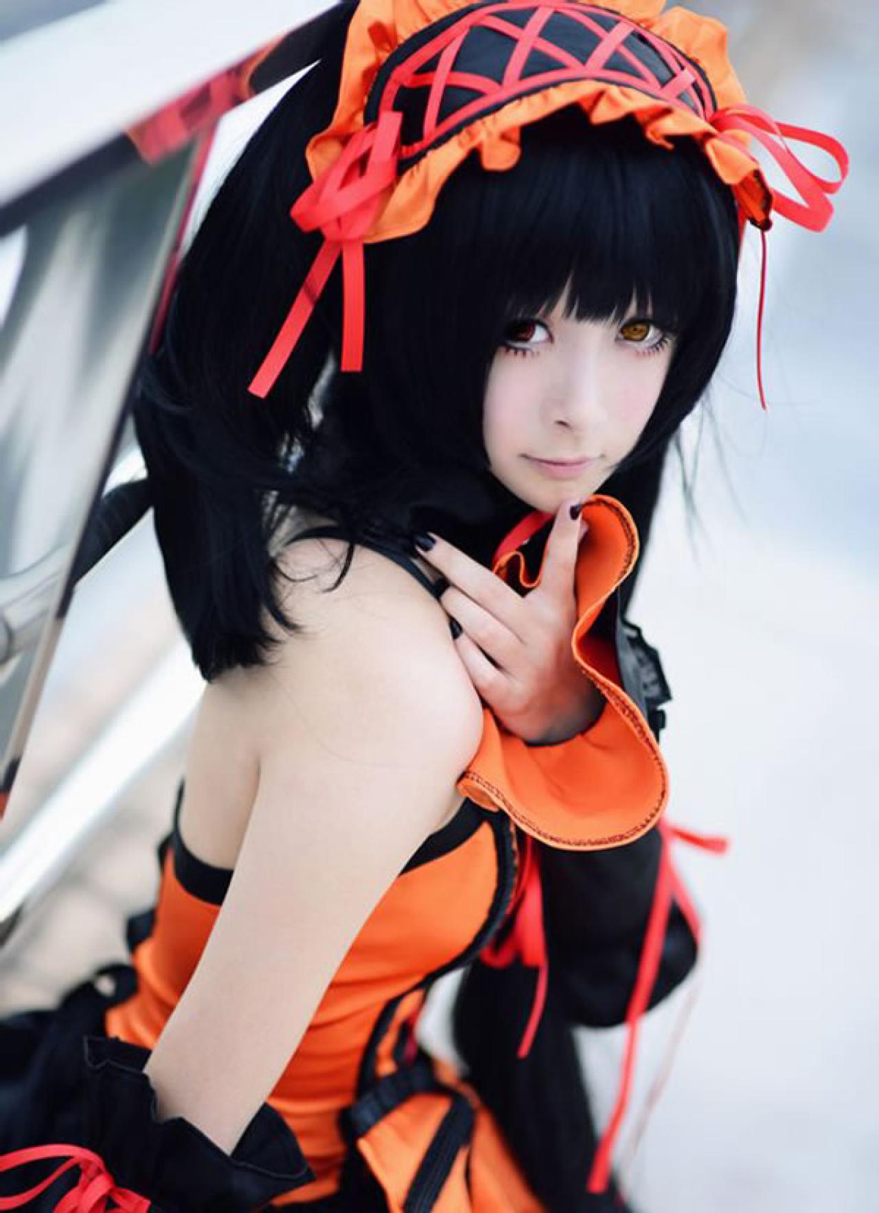 艾克Cos时崎狂三手指抵住下吧，露出青涩的模样