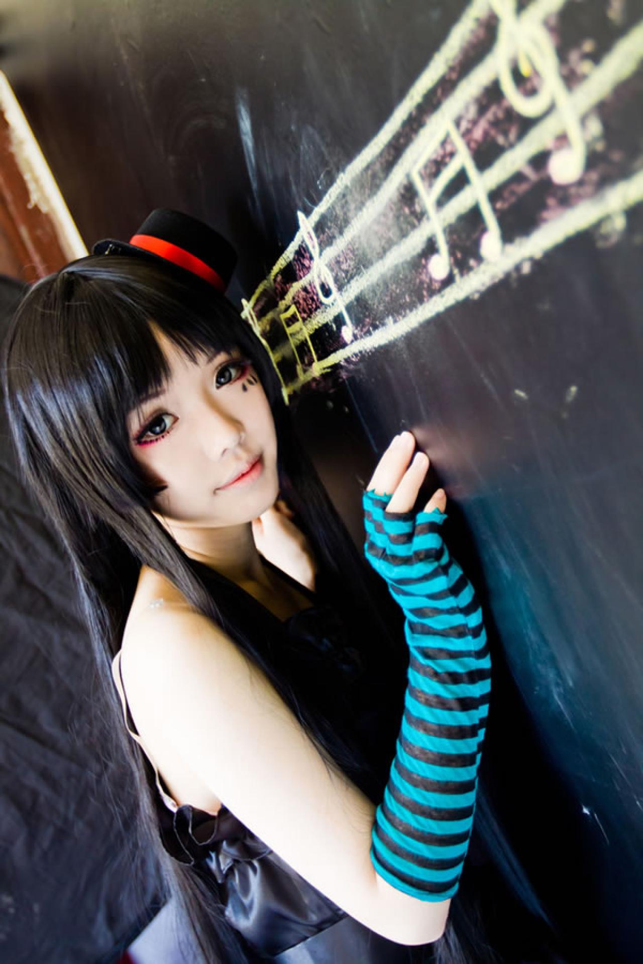 FinoCos的秋山澪抚摸黑板上的五线谱