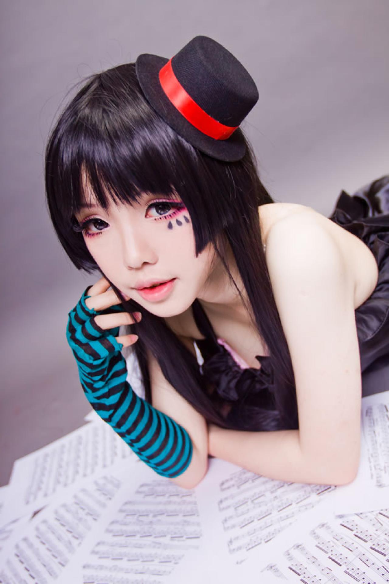 FinoCos的秋山澪趴在写满五线谱的纸上